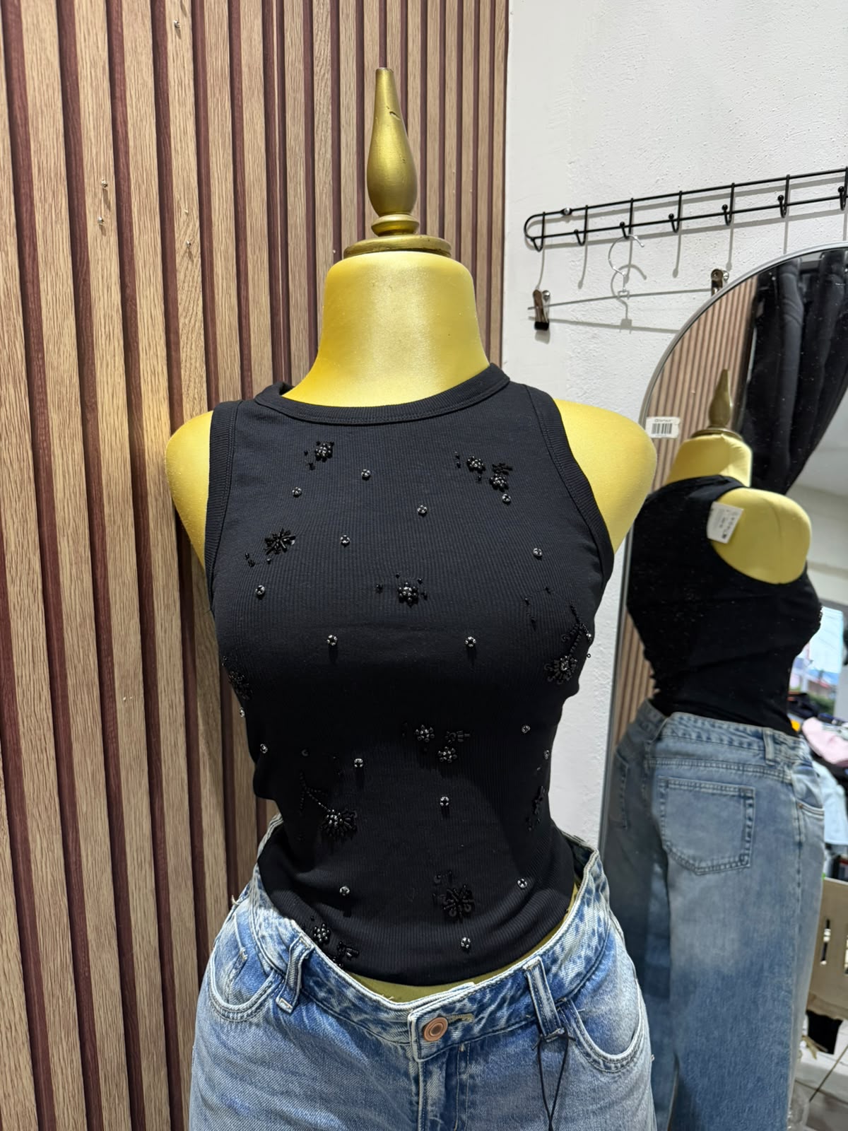 Top negro con pedrería Stradivarius