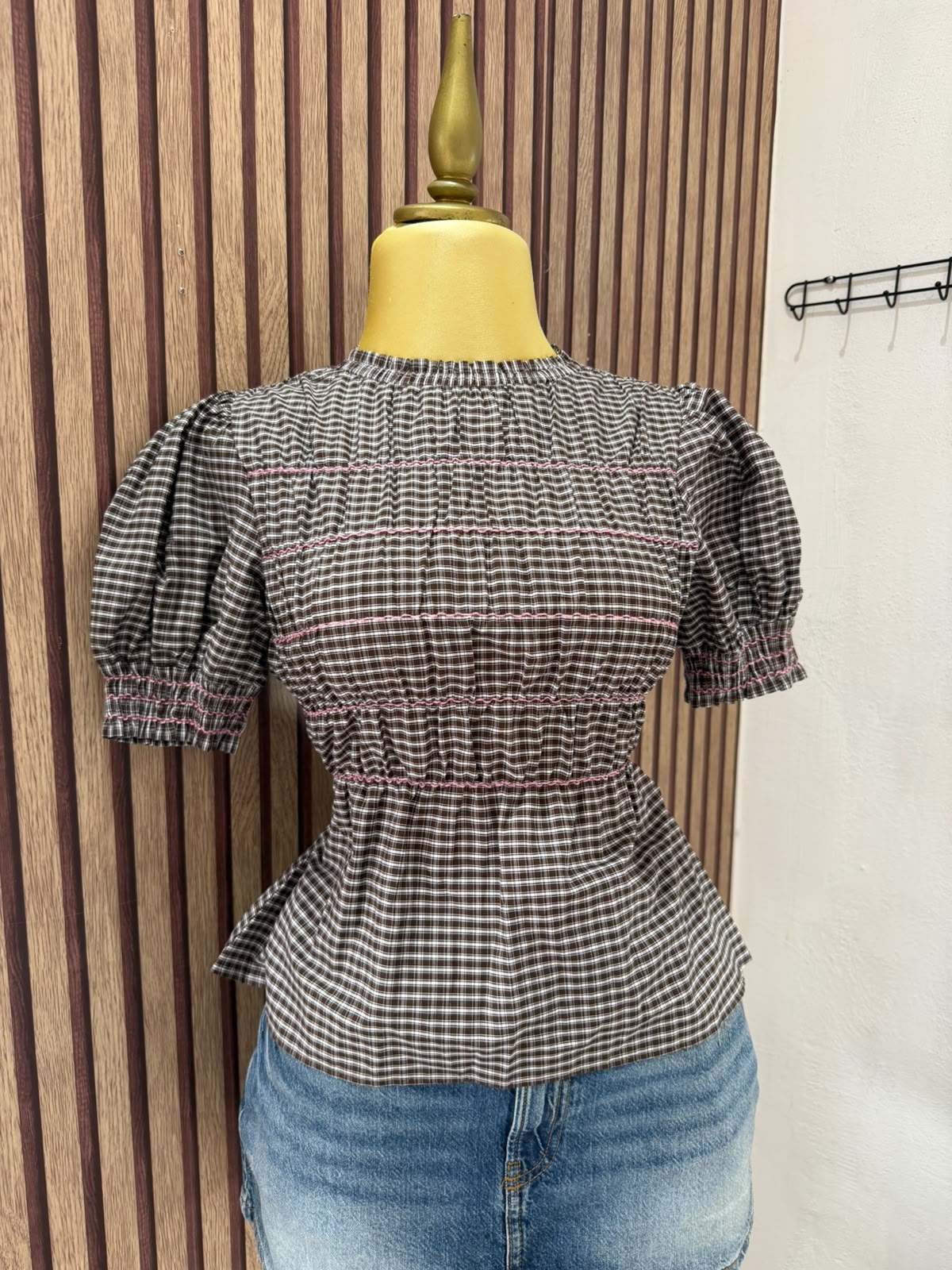 Blusa de cuadros con mangas abullonadas Zara