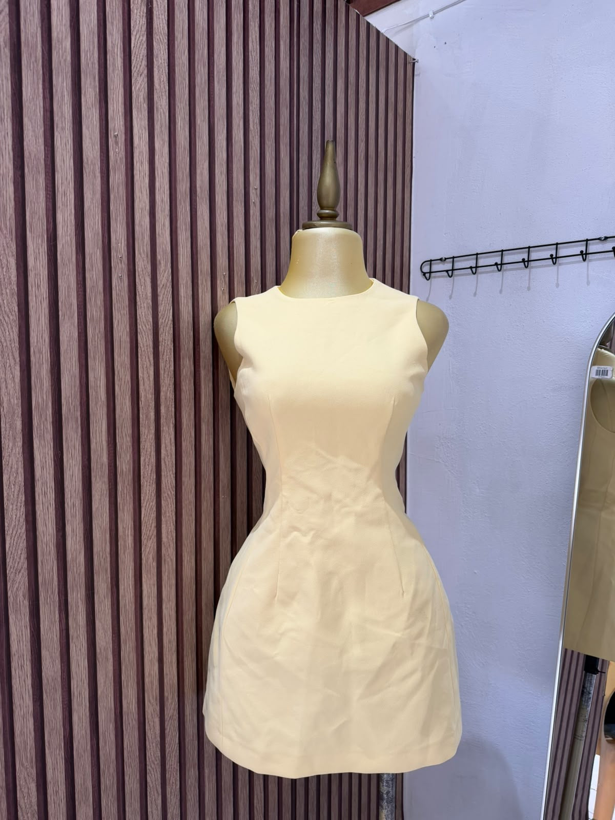 Vestido amarillo claro Zara sin mangas y cuello redondo