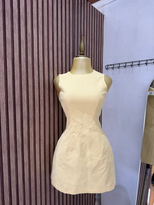 Vestido amarillo claro Zara sin mangas y cuello redondo