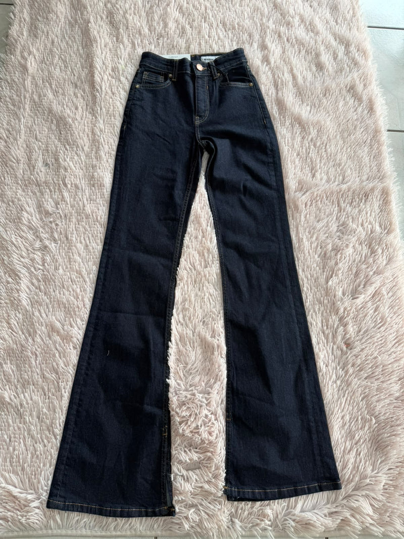 Jeans azul oscuro acampanados