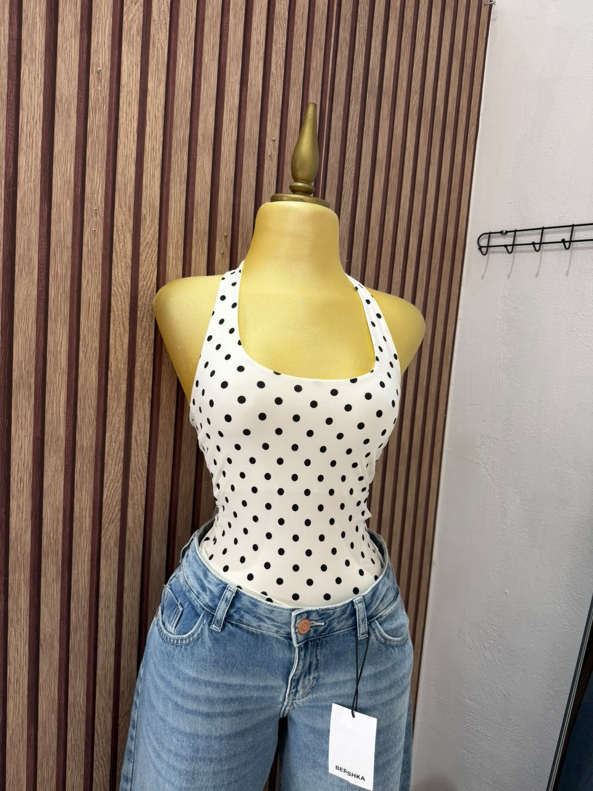 Top halter blanco de lunares negros