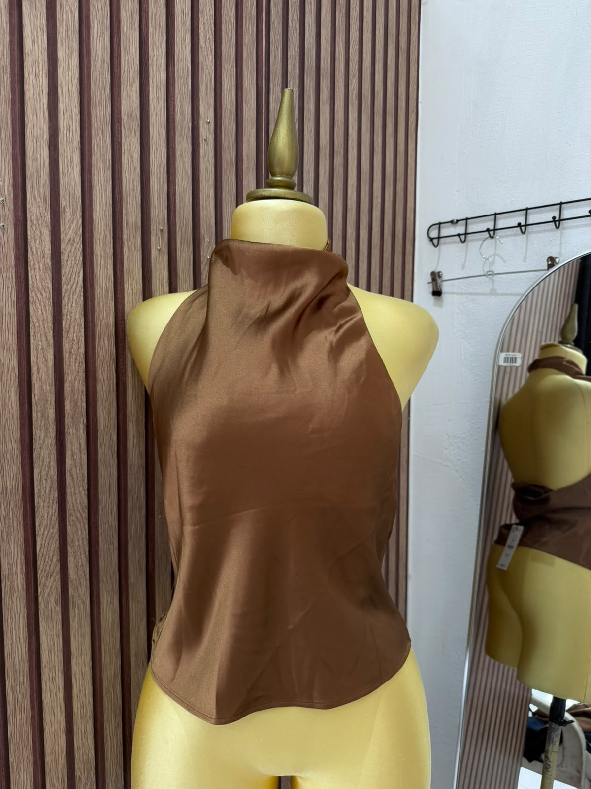 Blusa halter satinada Zara marrón en maniquí