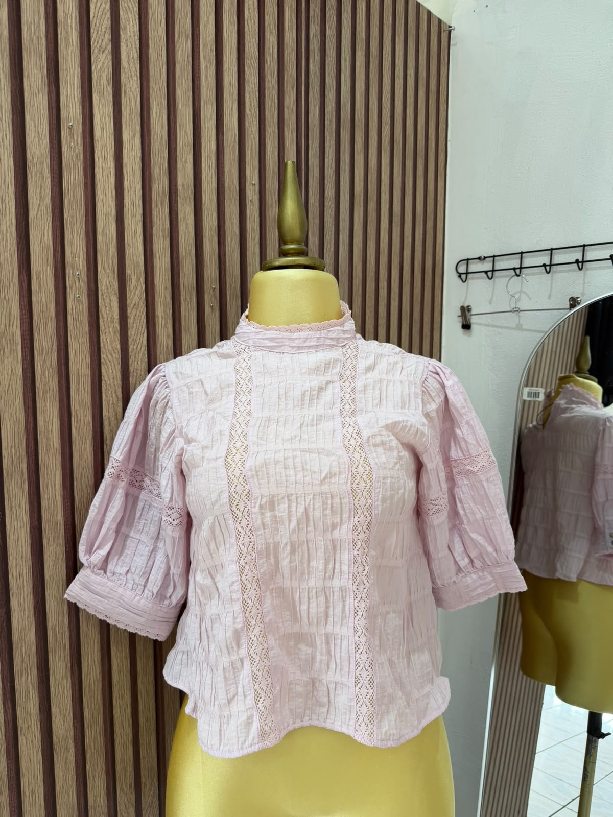 Blusa Zara rosa con encaje y mangas abullonadas en maniquí