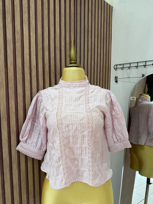 Blusa Zara rosa con encaje y mangas abullonadas en maniquí
