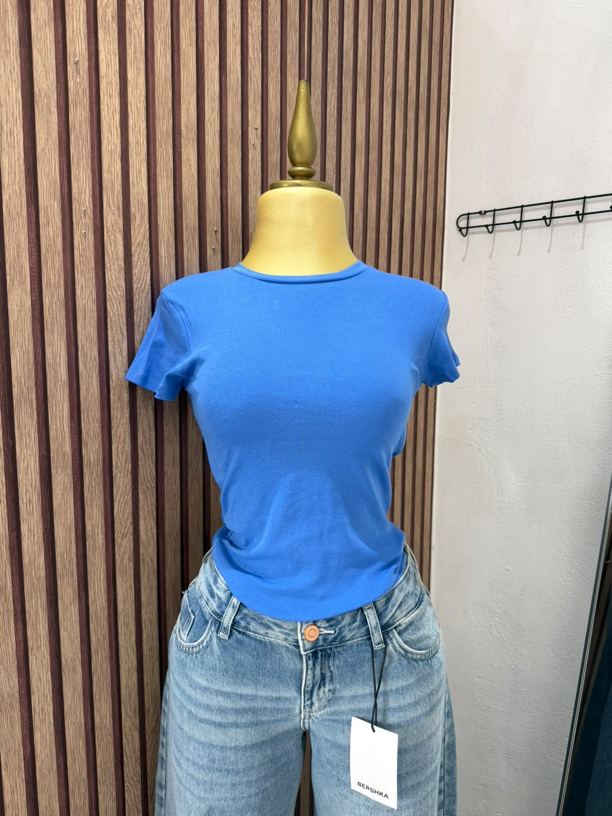 Camiseta Bershka azul básica