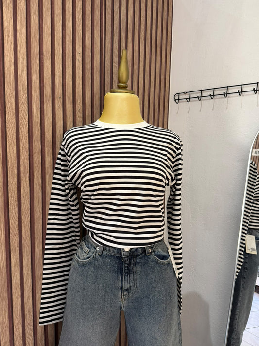 Camiseta de rayas negras y blancas de manga larga