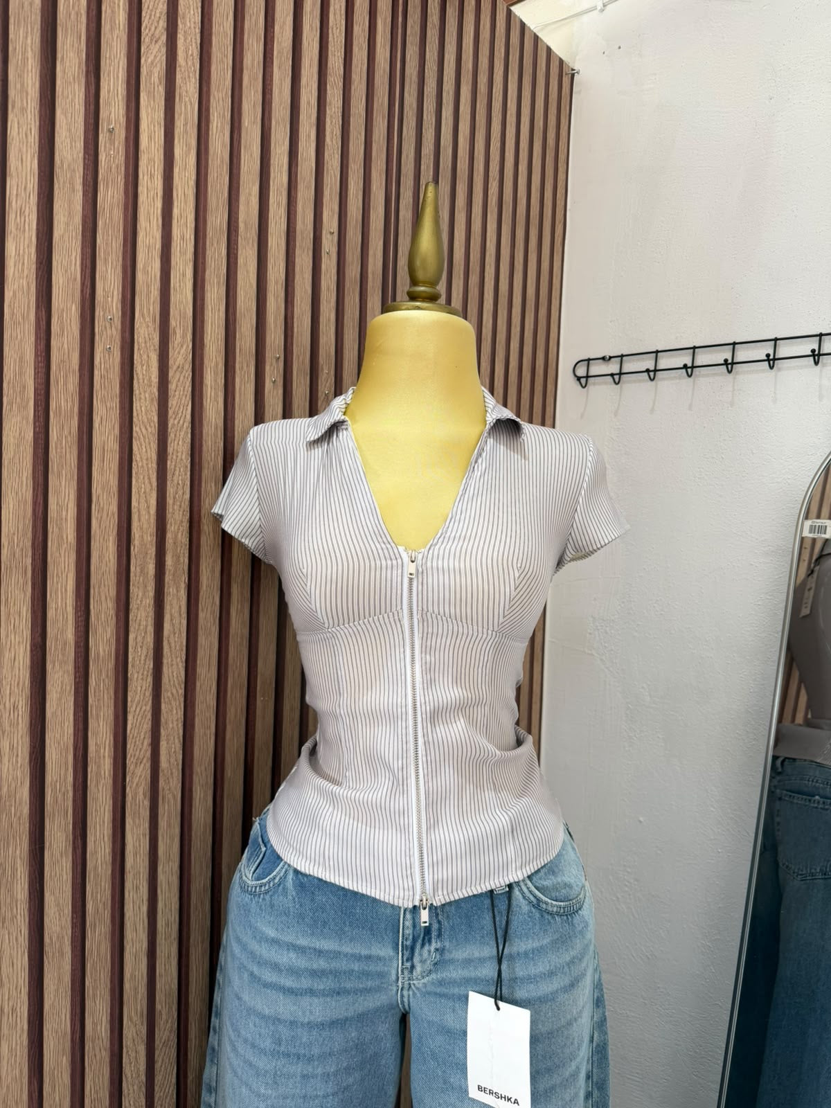 Blusa Bershka de rayas con cierre frontal