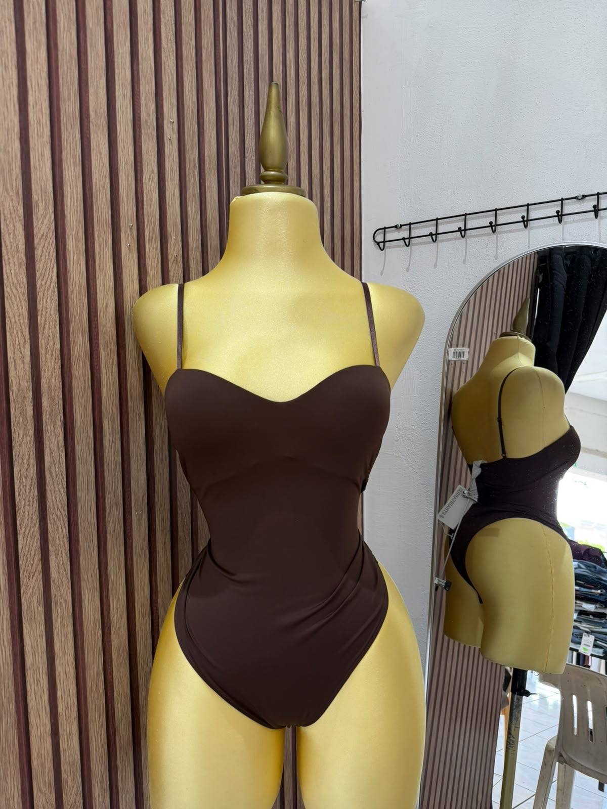 Body café de tirantes delgados Stradivarius, vista frontal y lateral
