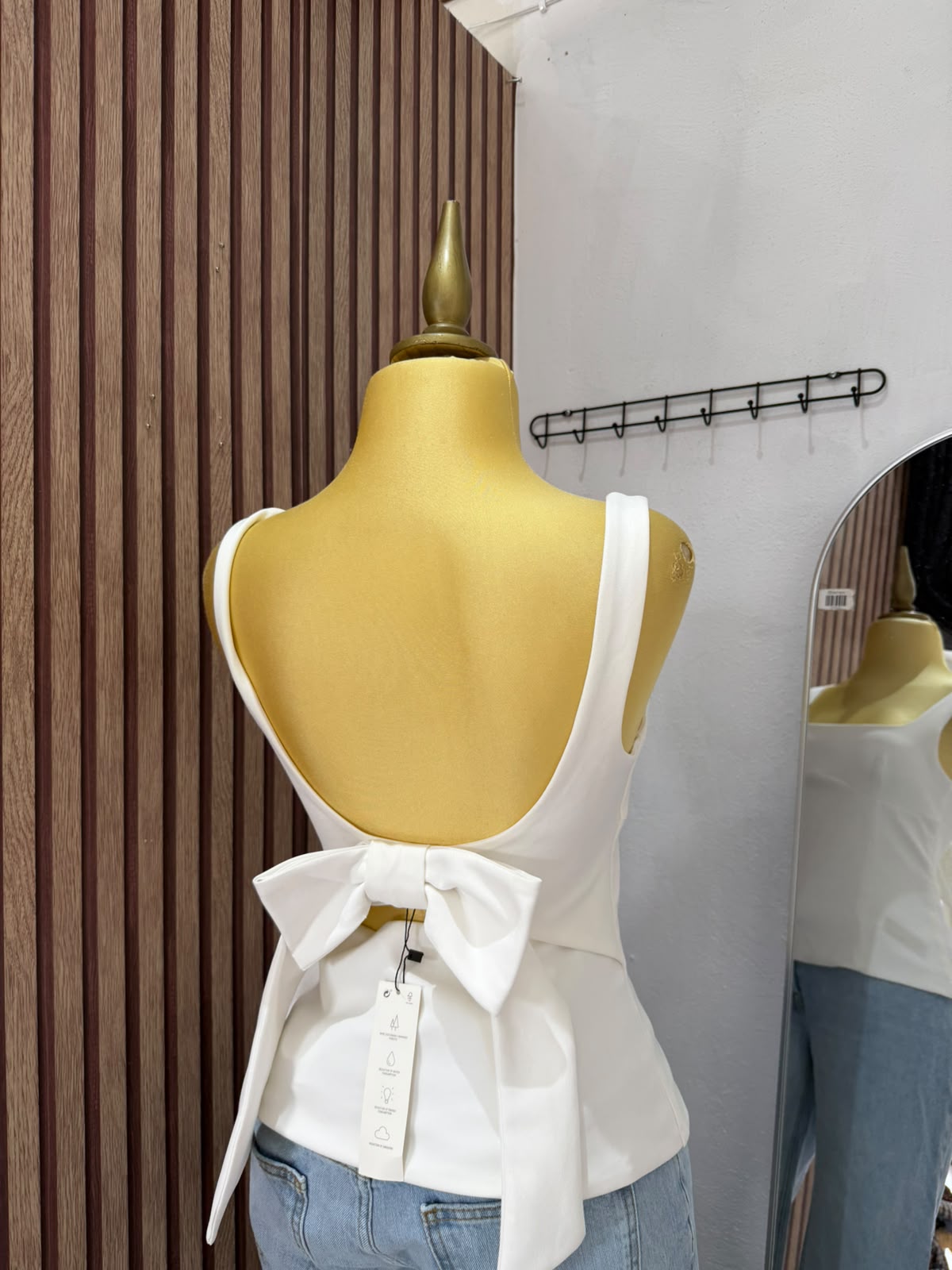 Espalda descubierta con lazo de blusa blanca Zara