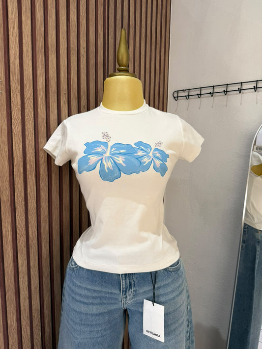 Camiseta blanca con flores azules Pull&Bear