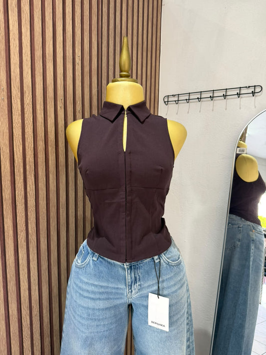 Blusa ciruela sin mangas con cuello camisero