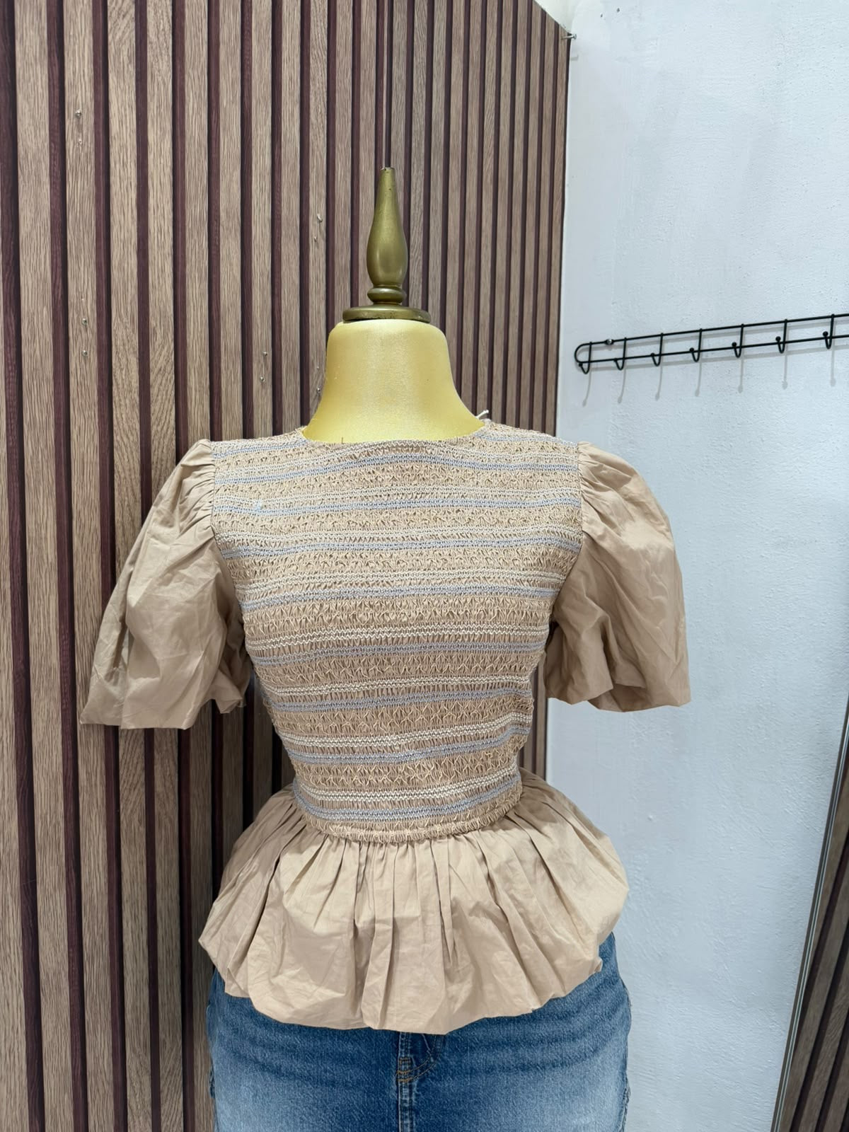 Blusa beige fruncida con manga abullonada Zara