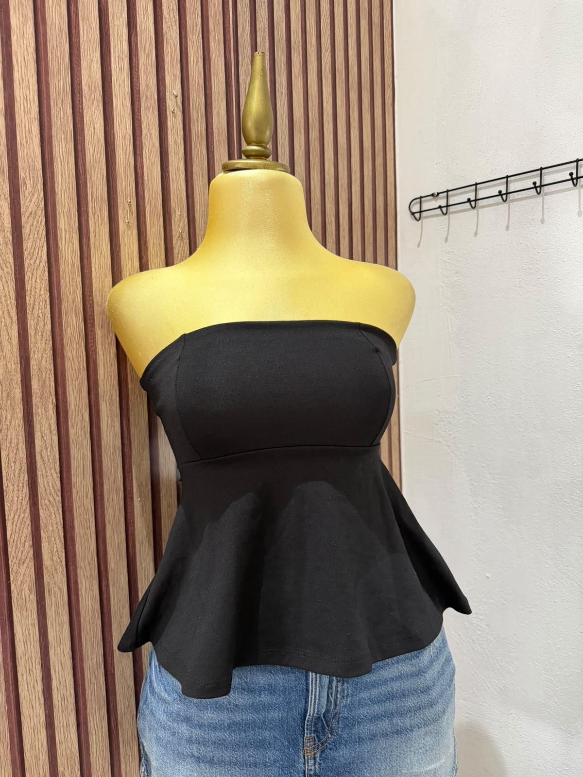 Top negro strapless con corte peplum Bershka