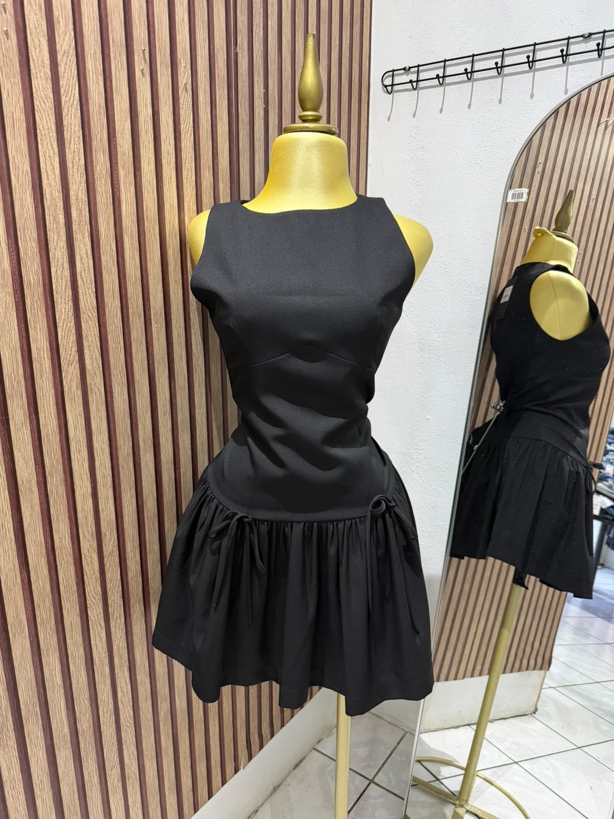 Vestido negro corto sin mangas con lazos