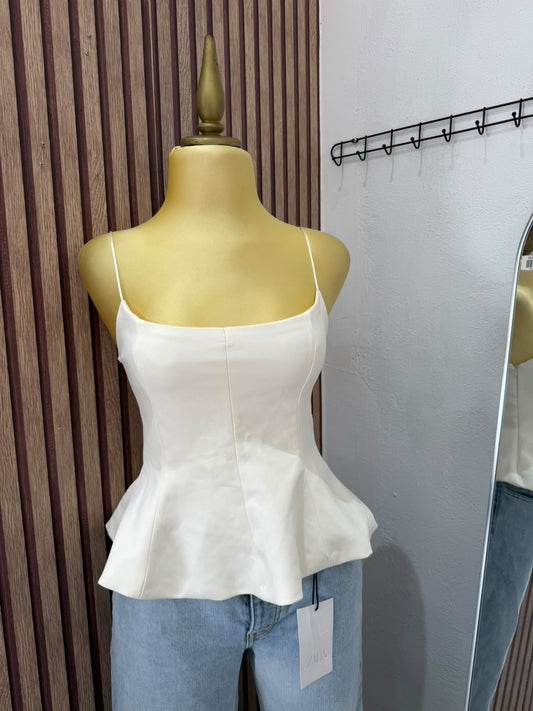 Blusa Zara blanca de tirantes con bajo peplum, vista frontal