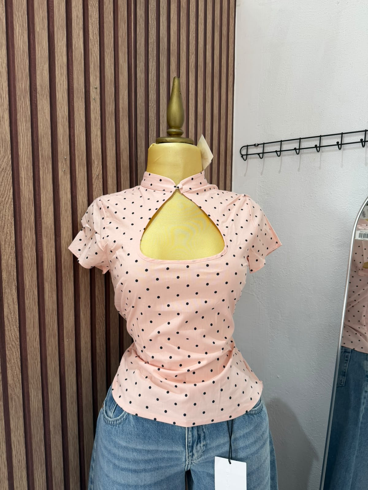 Blusa rosa de lunares con abertura frontal