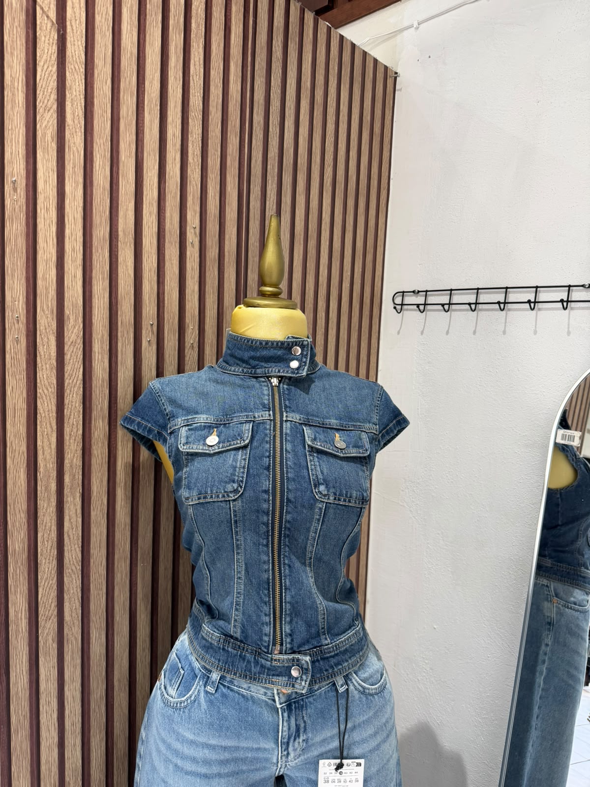 Top de mezclilla con cierre frontal Bershka