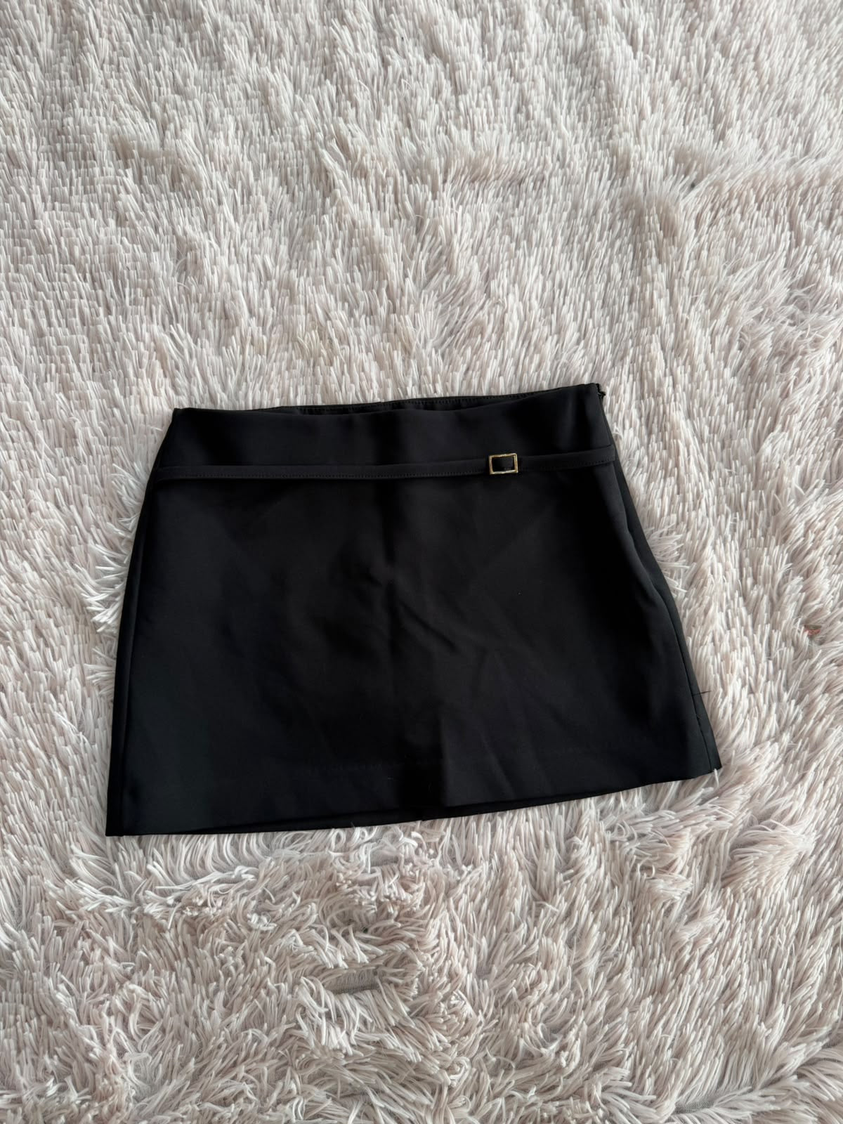 Falda corta negra Bershka con hebilla dorada