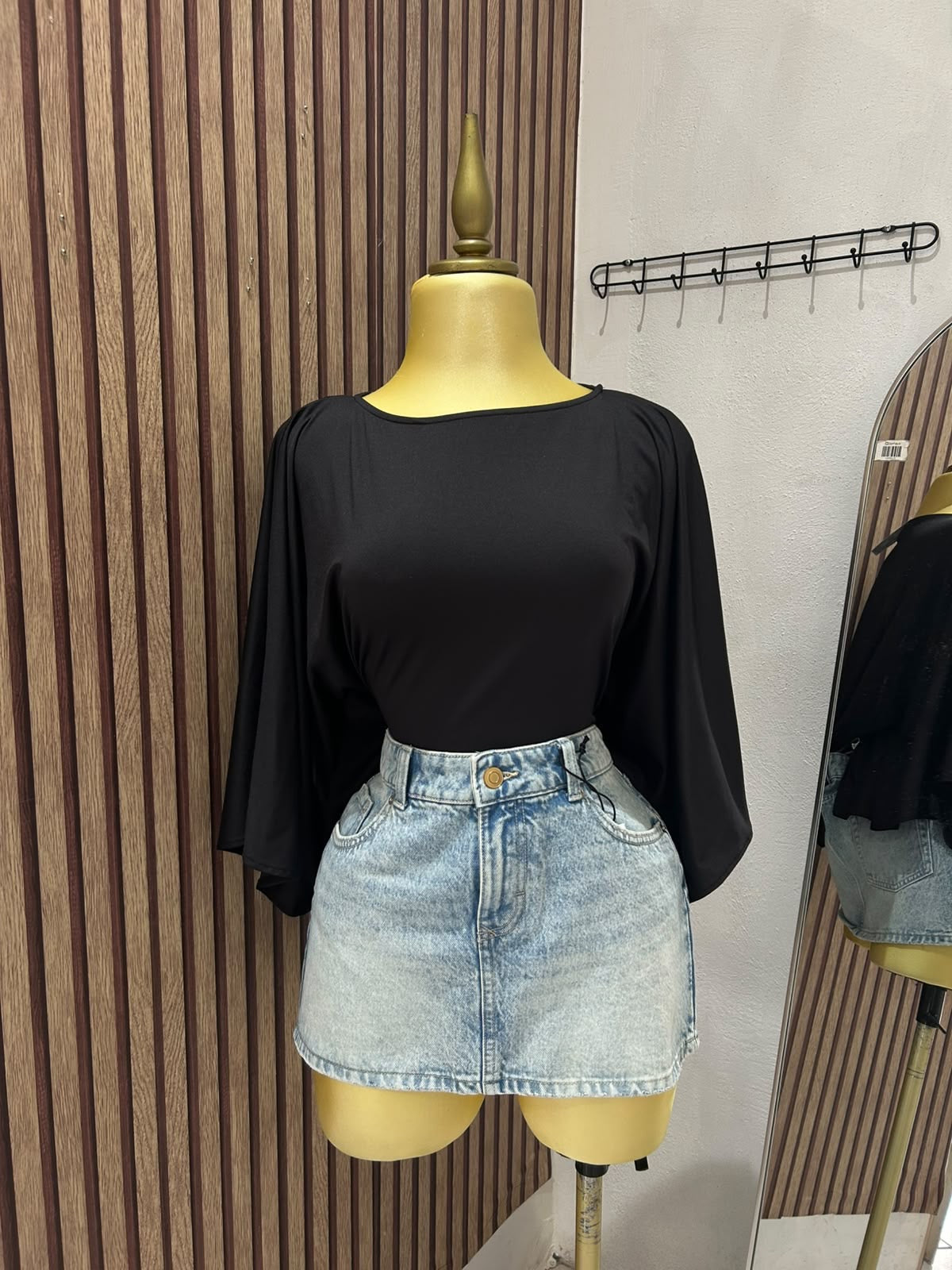 Blusa negra de mangas amplias