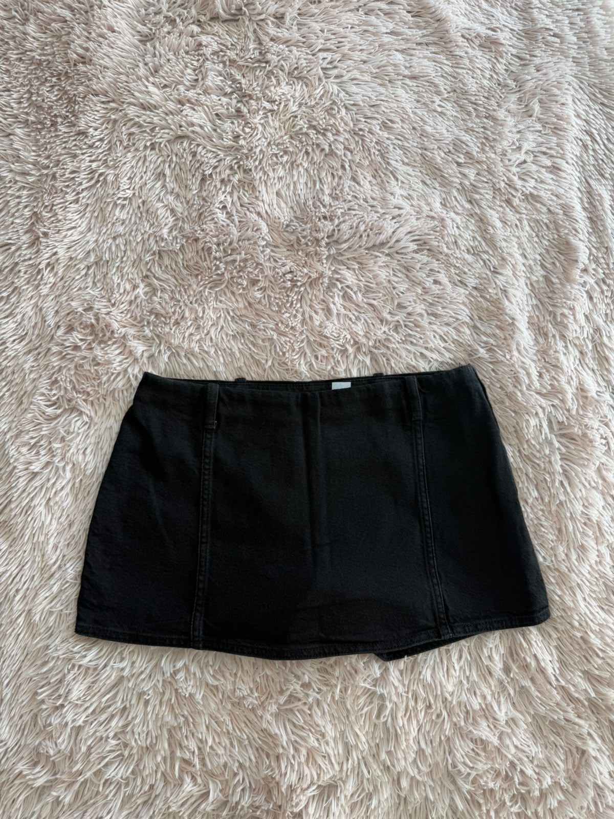 Minifalda negra H&M con costuras verticales