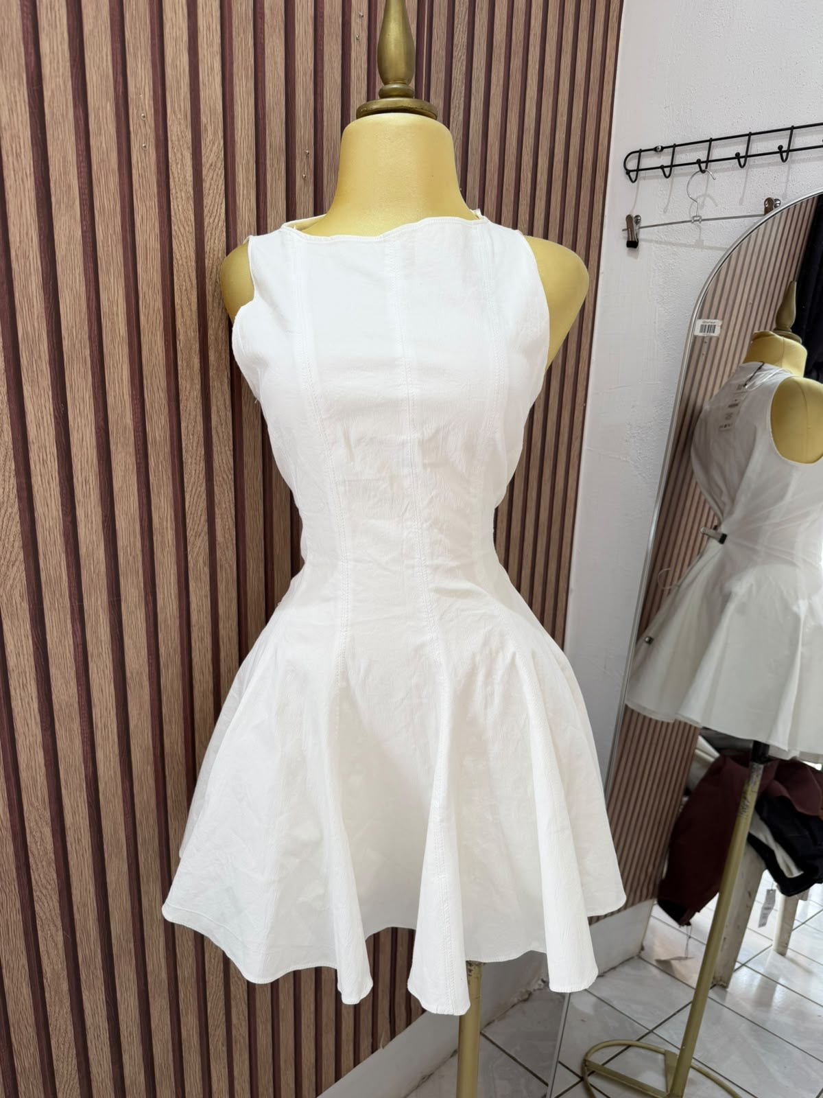 Vestido corto blanco Zara sin mangas y falda amplia