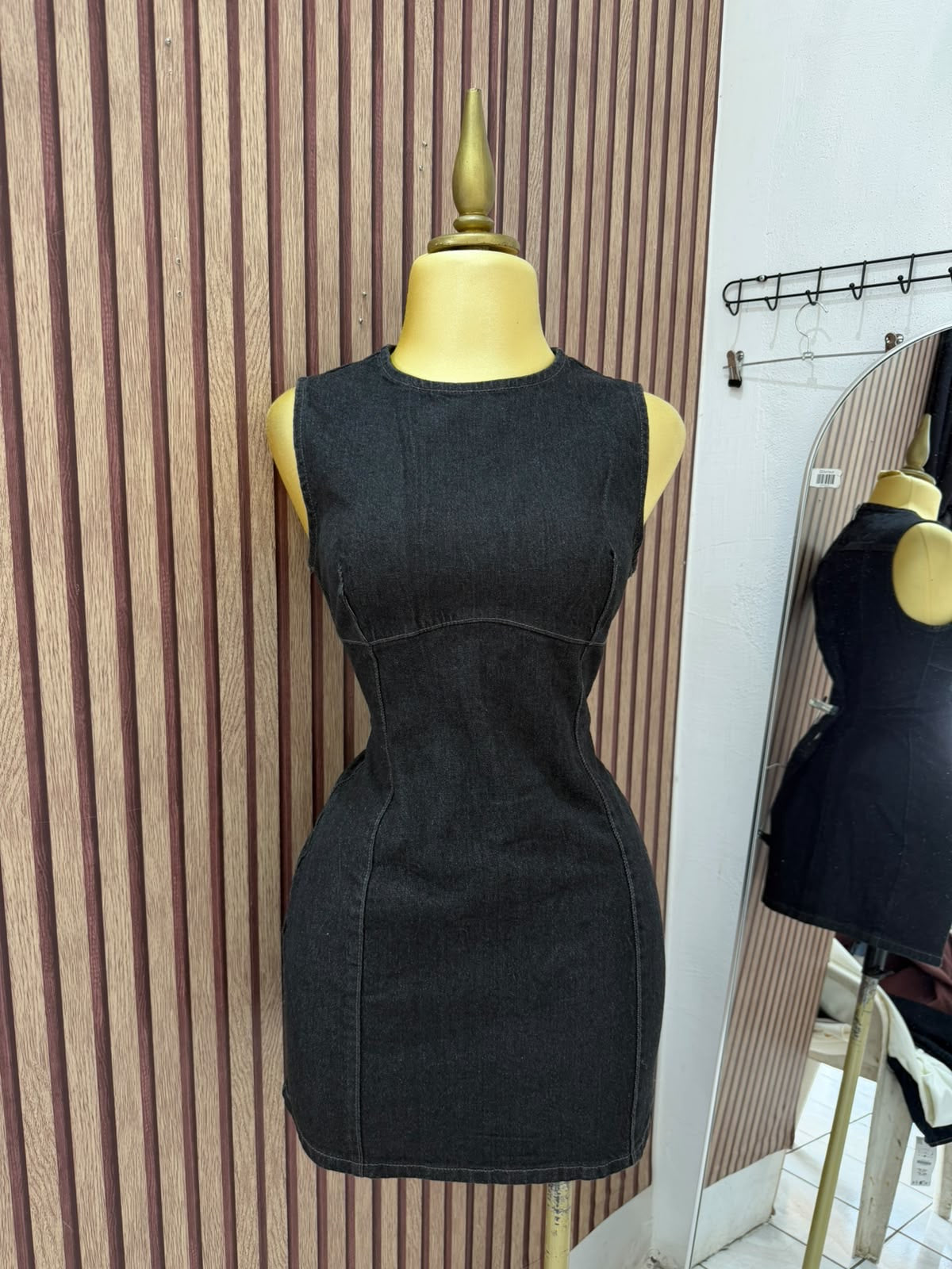 Vestido corto de mezclilla negra Zara sin mangas